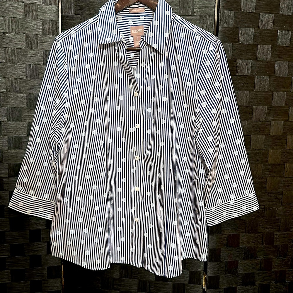 Like New! Women’s SZ 2 Chico’s button down blouse. Wrinkle resistant!